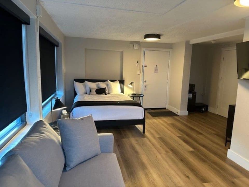 Basic Single Room | Pillowtop beds, in-room safe, bed sheets