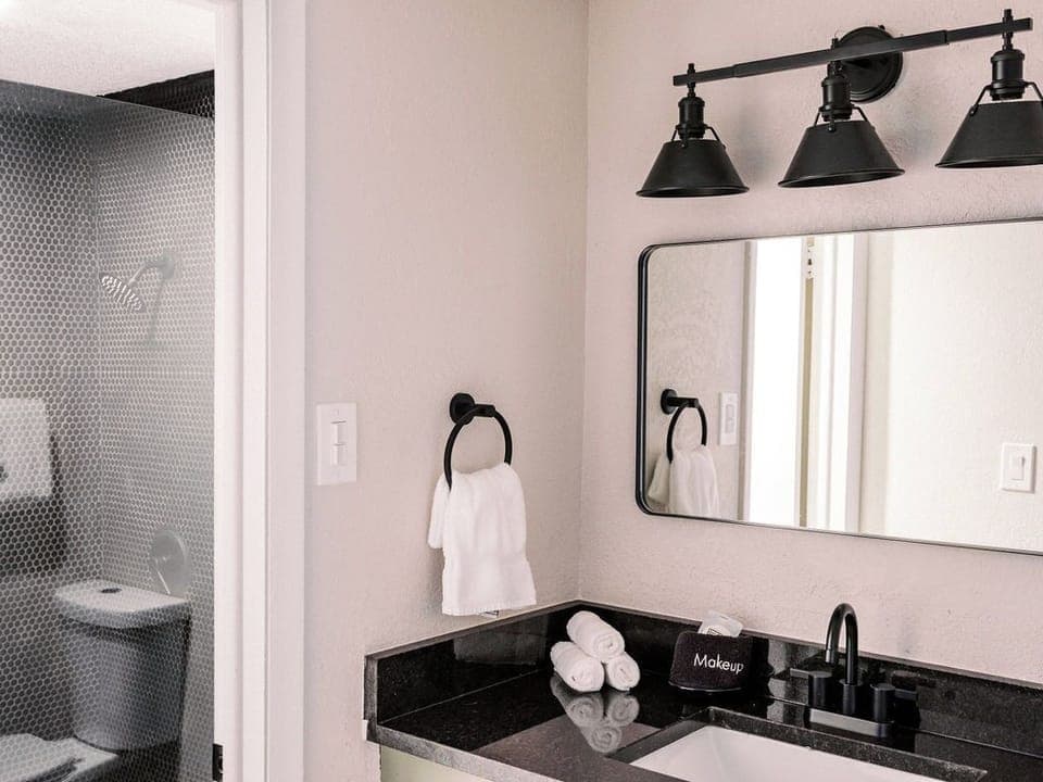 Basic Double Room | Bathroom | Shower, rainfall showerhead, free toiletries, hair dryer