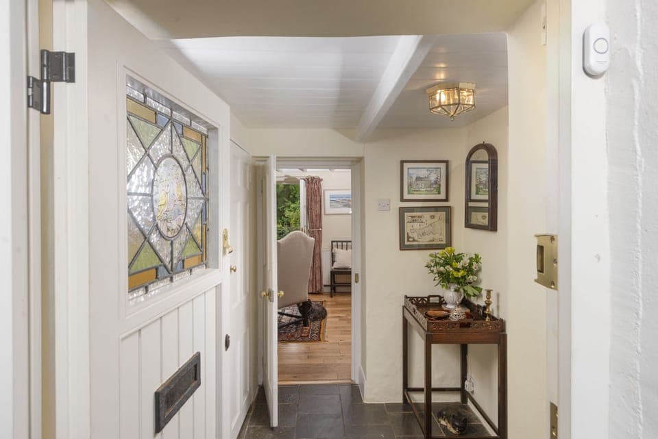 Deugh an Chy, Ground Floor: Enter the hallway where you will find a shower room to your right