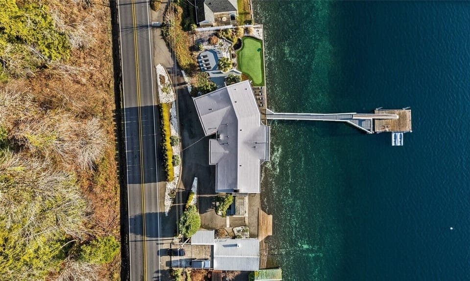 Conveniently located close to grocery stores and quaint town of Hoodsport.