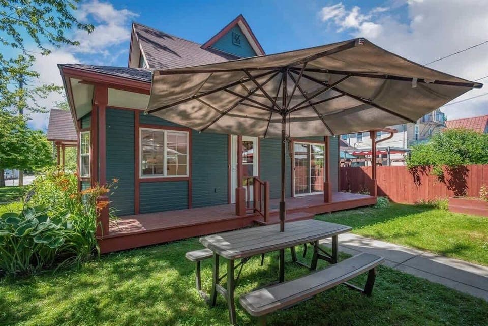 Cute back yard and covered Table. 