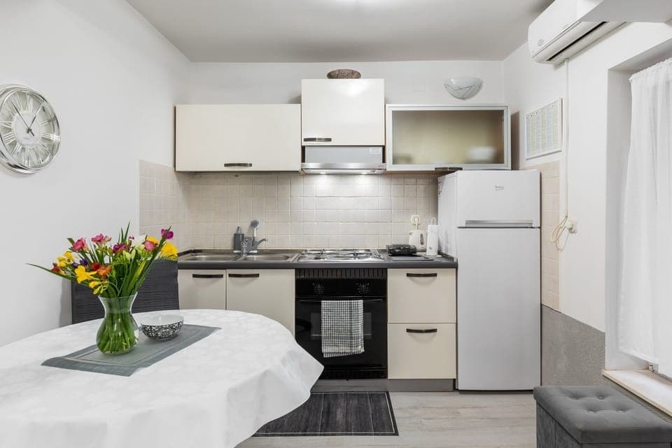 Studio (Studio Apartment) | Private kitchen | Fridge