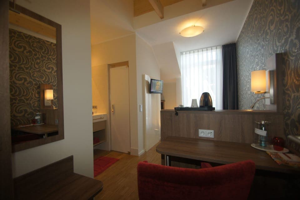 Comfort Single Room | Premium bedding, individually decorated, desk, blackout drapes