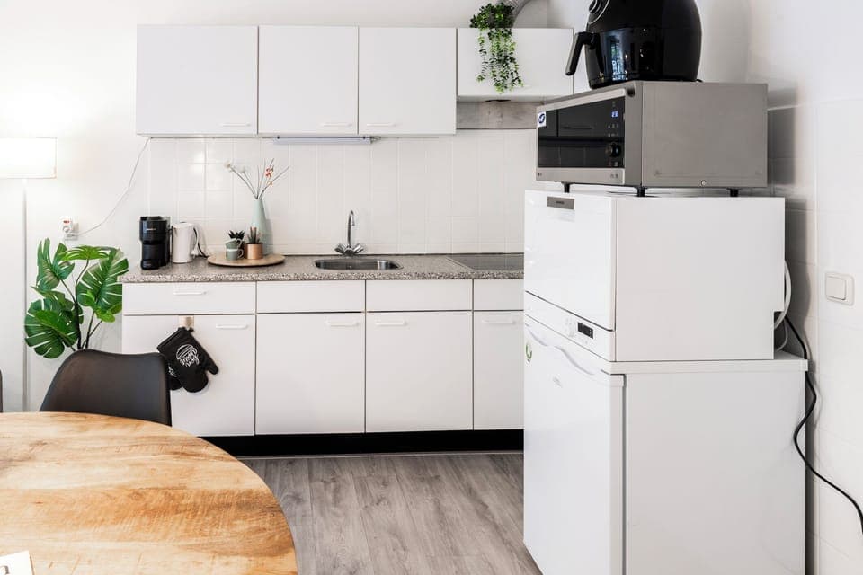 Whether you're a seasoned cook or a beginner, this fully equipped kitchen has it all.
Overnacht bij Bed en Koffie in Tilburg Centrum in een stijlvol appartement, vlak bij de Efteling, Beekse Bergen en Poppodium 013.