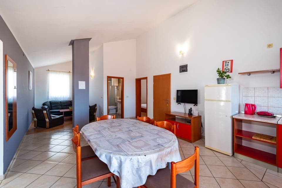 Apartment, 3 Bedrooms, Balcony, Garden View | Dining