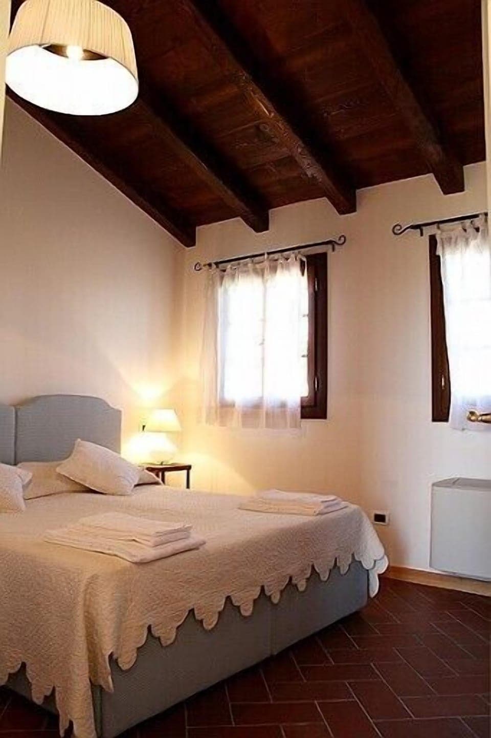 1 bedroom, down comforters, soundproofing, cribs/infant beds