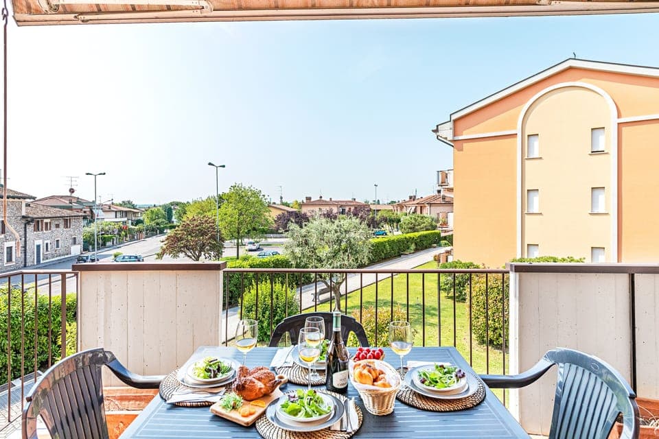 Apartment, Courtyard View | In-room dining