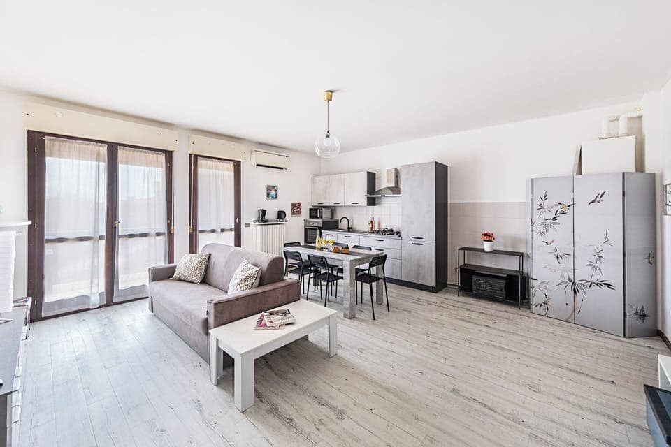 Apartment, Courtyard View | Living area | Flat-screen TV