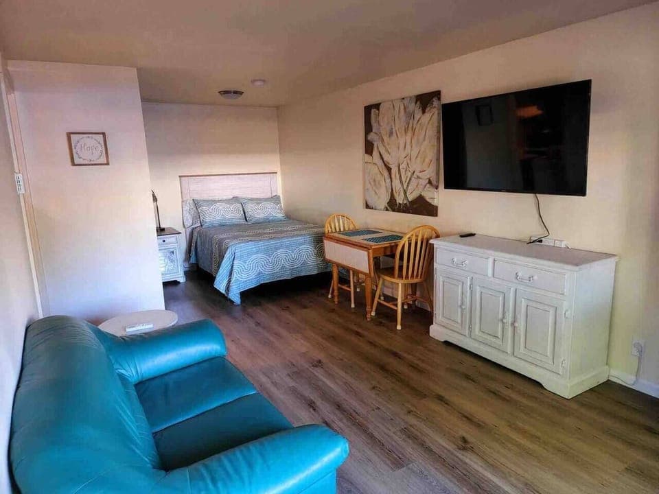 Studio with all you  need. Full size comfy Novaform bed with all cotton sheets and quilt