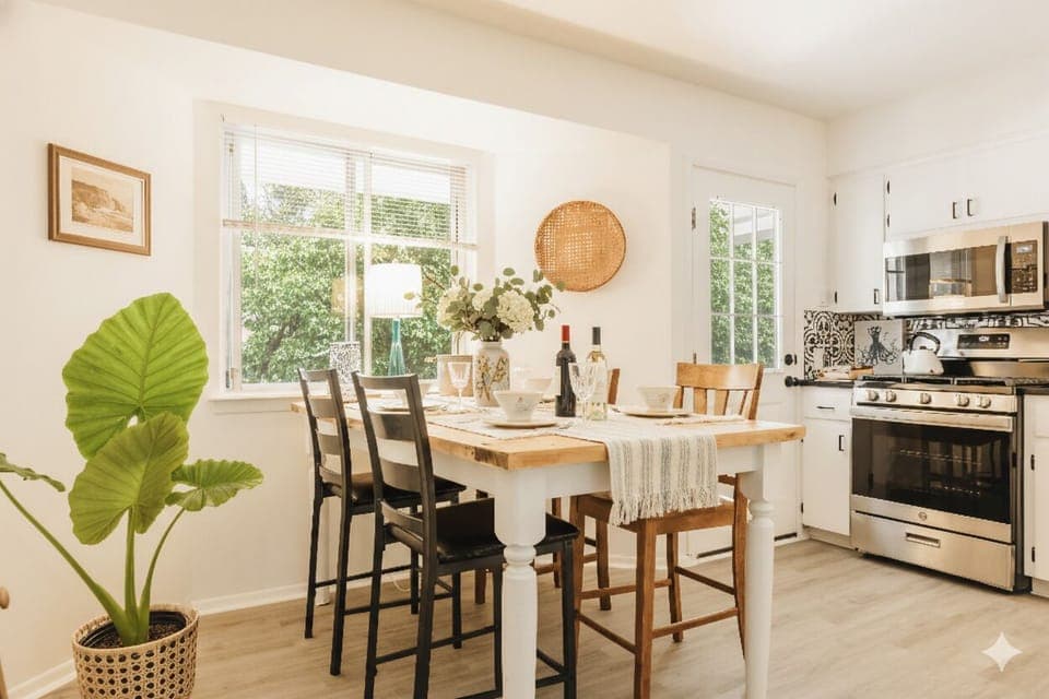 beautiful dining room overlook the garden