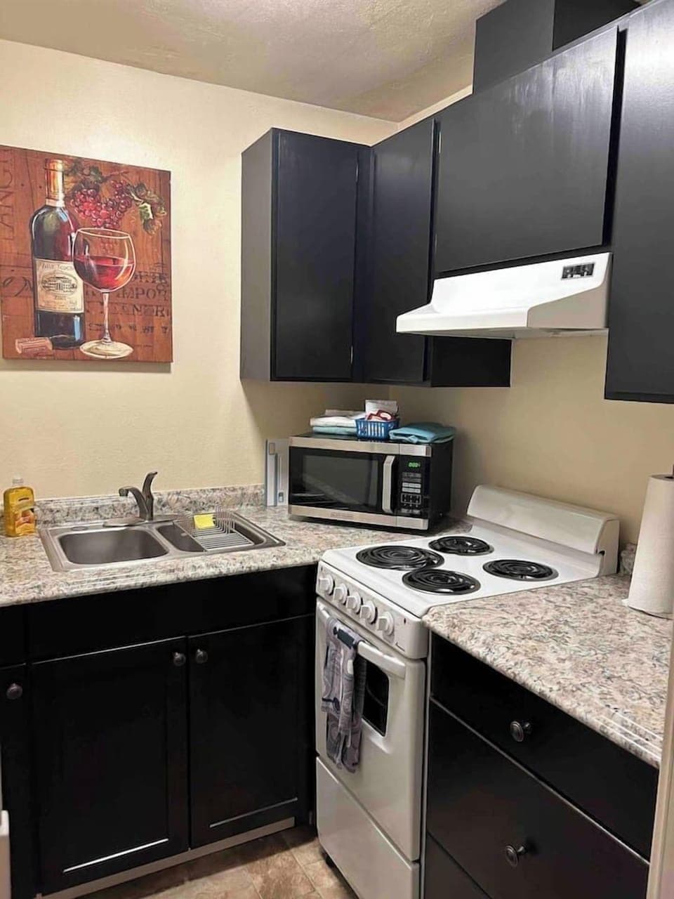 Kitchen with Microwave, electric cooktop and oven. All cookware provided