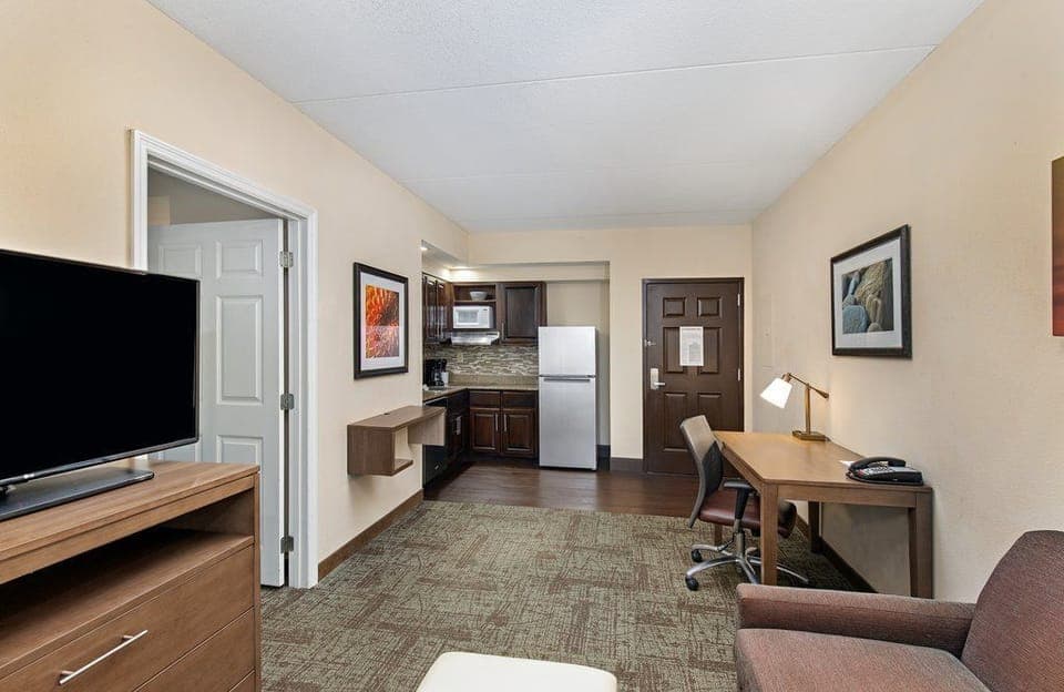Experience comfort and functionality with a well-equipped kitchen and a comfortable workspace, ideal for both leisure and business travelers.