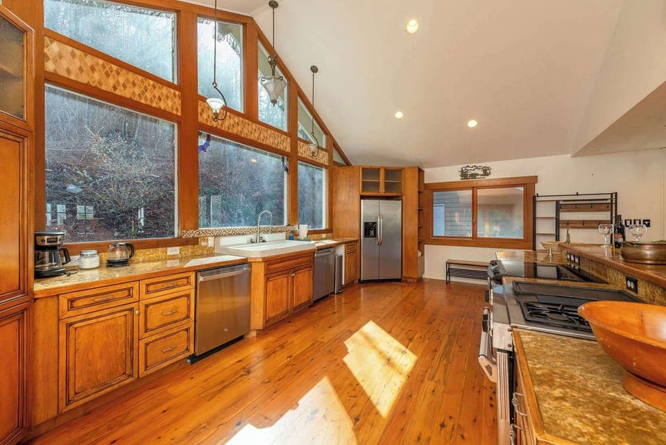 Chef’s kitchen with dual ovens and dishwashers! Perfect for groups and holidays! 