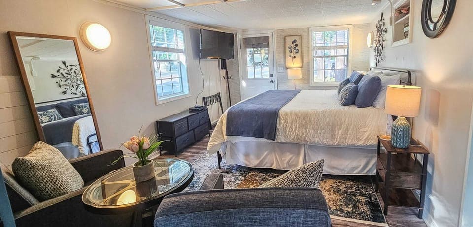 Upper Bedroom, Queen