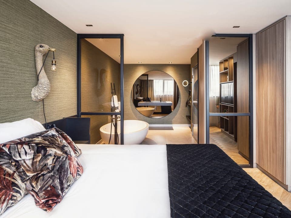 Business Suite | Premium bedding, down comforters, minibar, in-room safe