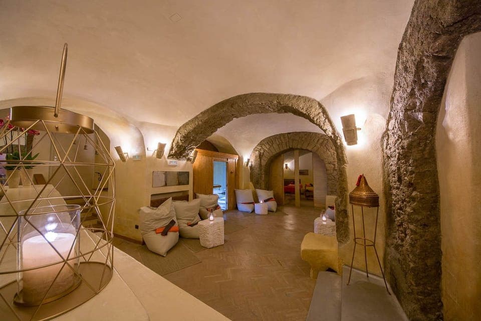 Couples treatment rooms, sauna, hot tub, steam room, body treatments