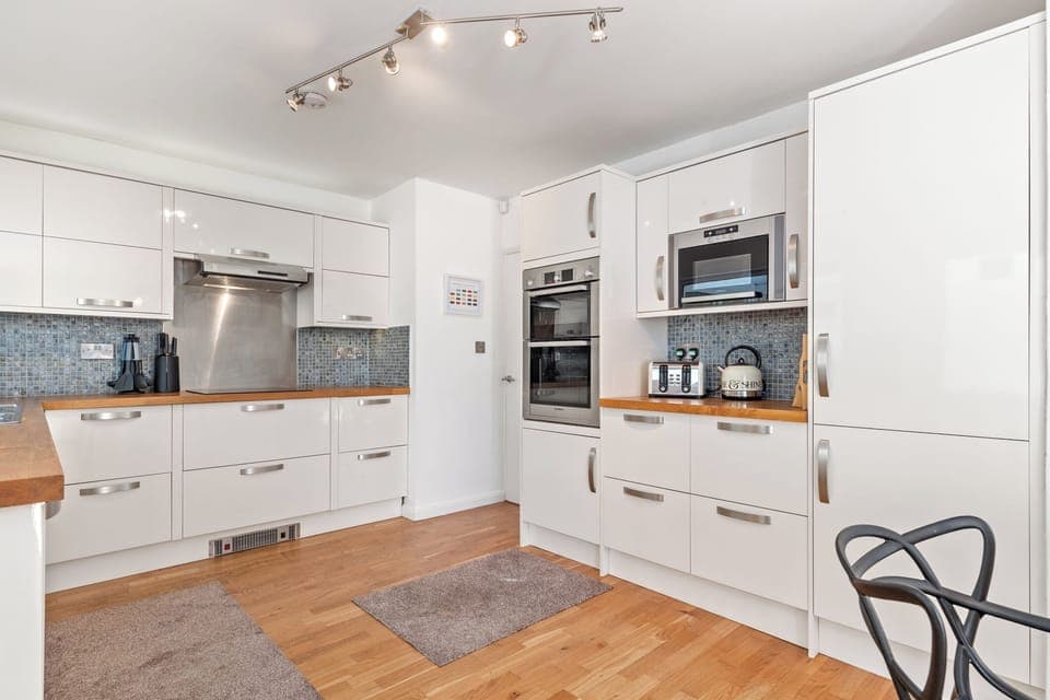 Sea glimpses, hot tub, pool table, parking