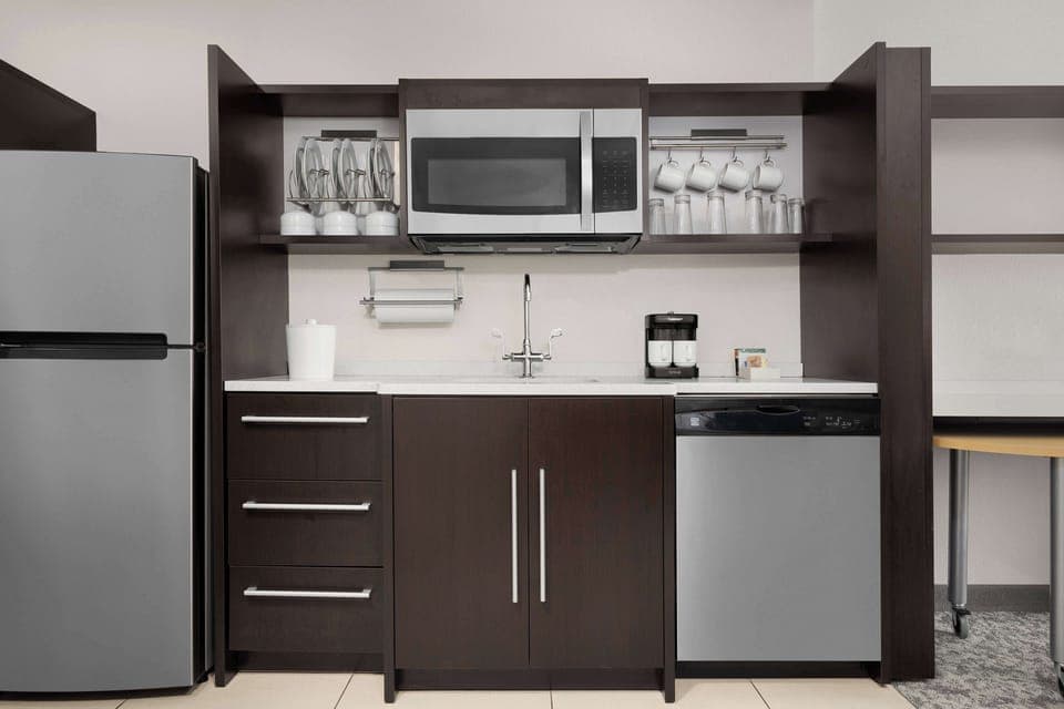 Full-size fridge, microwave, dishwasher, coffee/tea maker