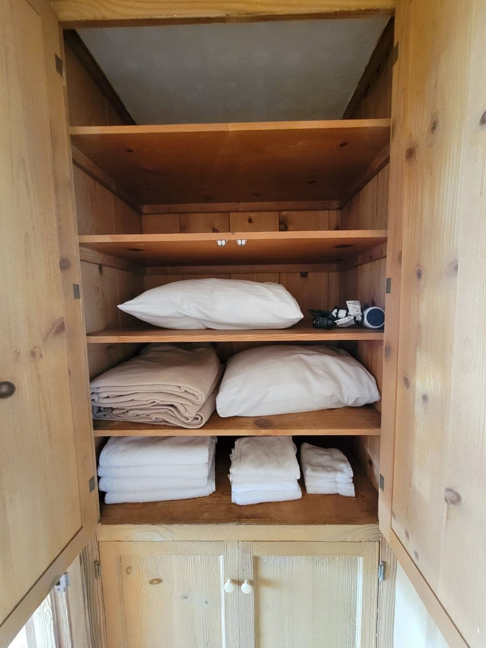 Standard Bungalow, 1 Bedroom, Kitchen, Ground Floor | Iron/ironing board, free WiFi, bed sheets