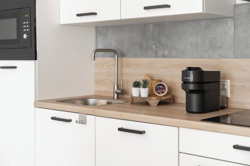 Make yourself at home with our fully equipped kitchen and microwave.
Voel je thuis met onze volledig uitgeruste keuken en magnetron.
Fühl dich wie zu Hause mit unserer voll ausgestatteten Küche und Mikrowelle.