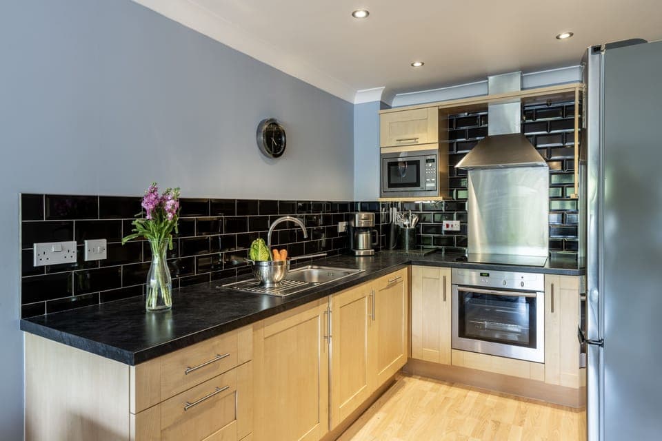 3 Waves, Watergate Bay: The well-equipped kitchen area