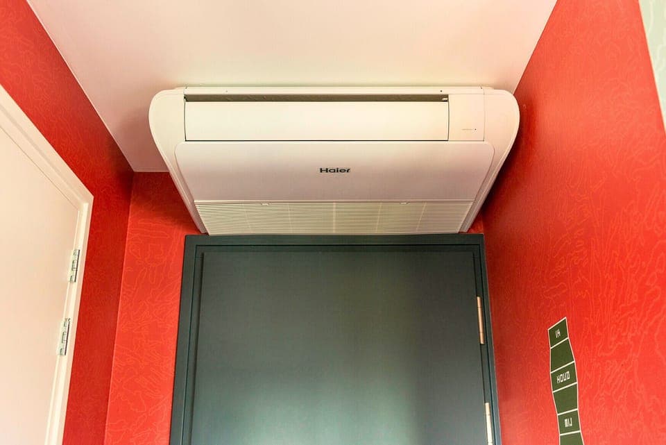 Aufwachen und frische Luft auf dem Balkon im Zentrum genießen.