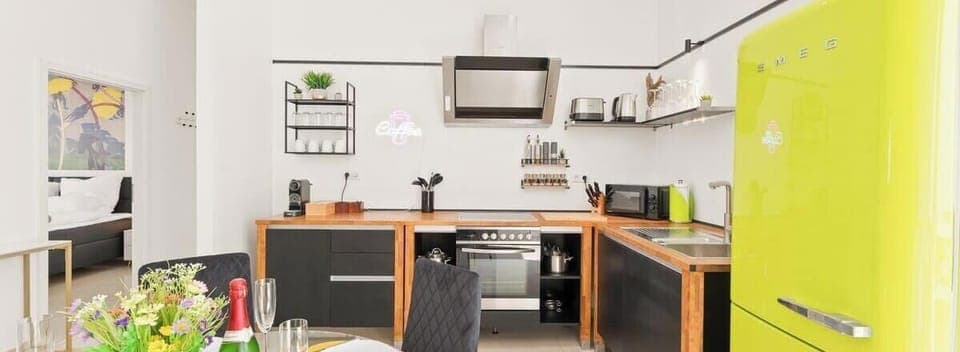 Während du etwas leckeres kochst, kannst du dich mit deinen Mitreisenden unterhalten.