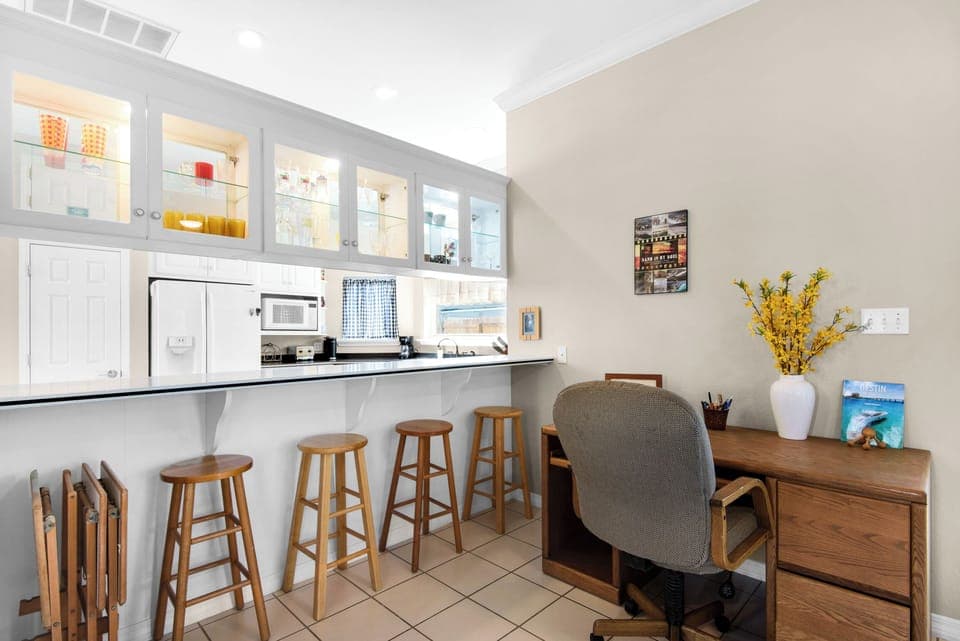 Eat-in bar seating