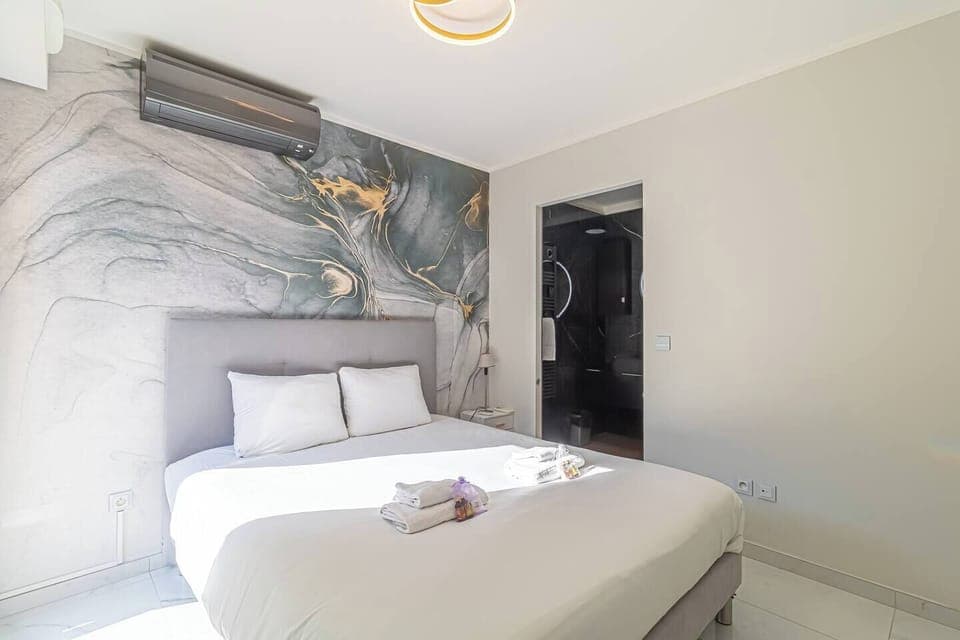 vue de la chambre climatisée avec accès salle de douche