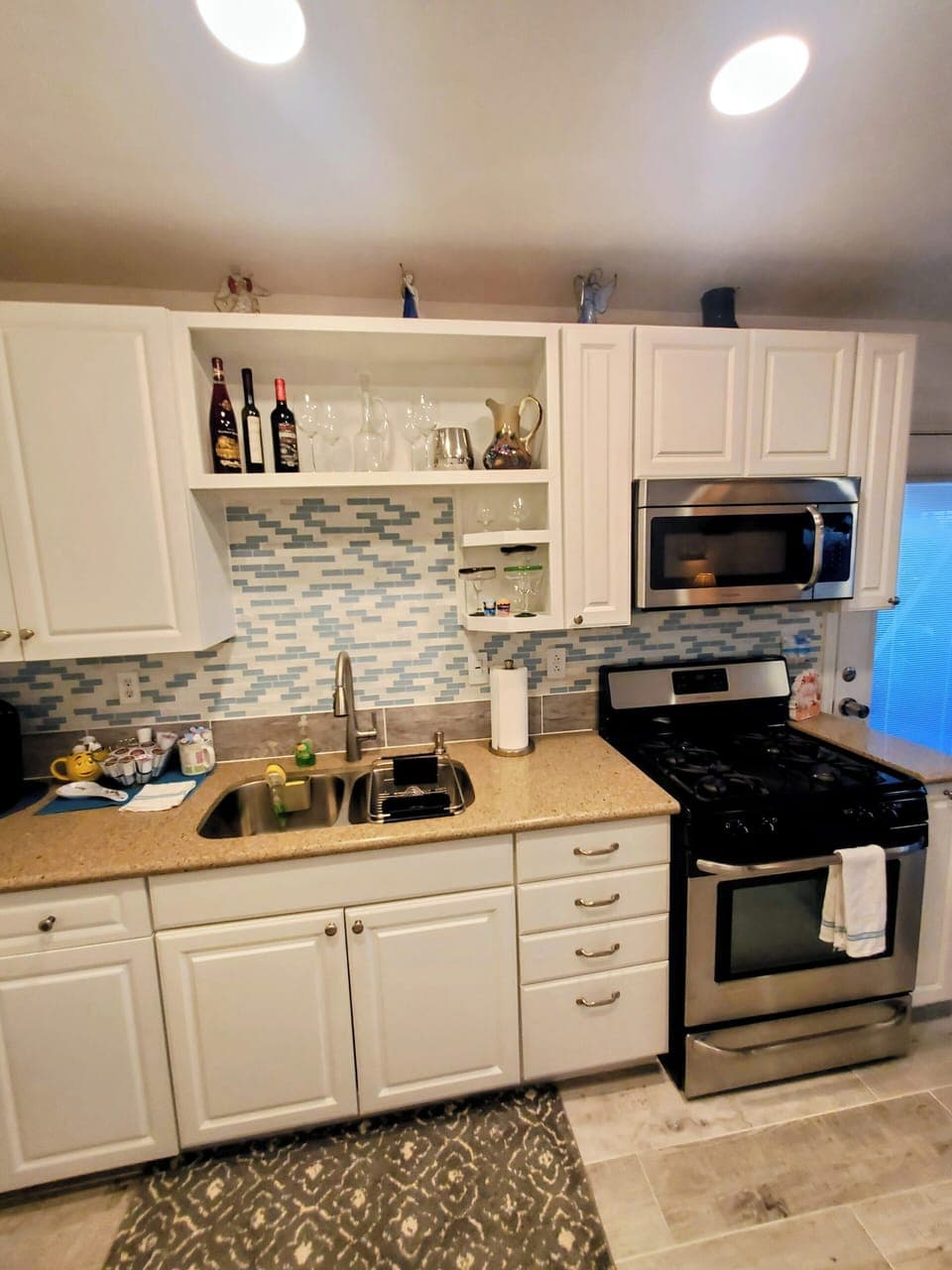 fully equipped full kitchen