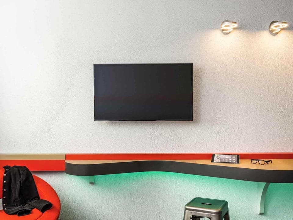 Premium bedding, desk, blackout drapes, soundproofing