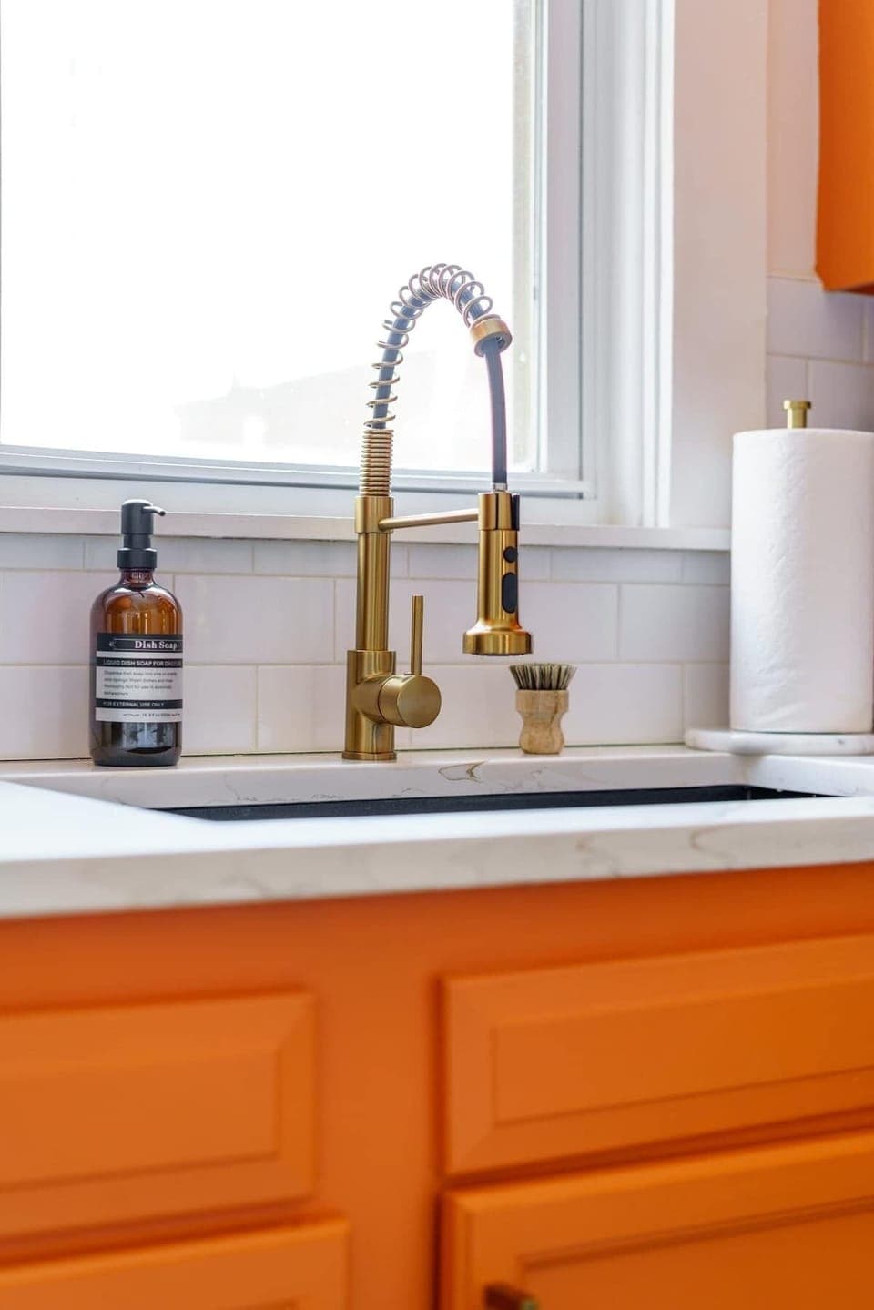 Luxury kitchen fixtures & amenities perfect for your cooking & dinning needs, with a modern kitchen island providing extra room for culinary creations. The perfect setting for memorable meals