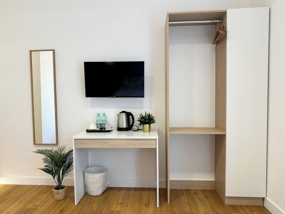 Desk, soundproofing, free WiFi