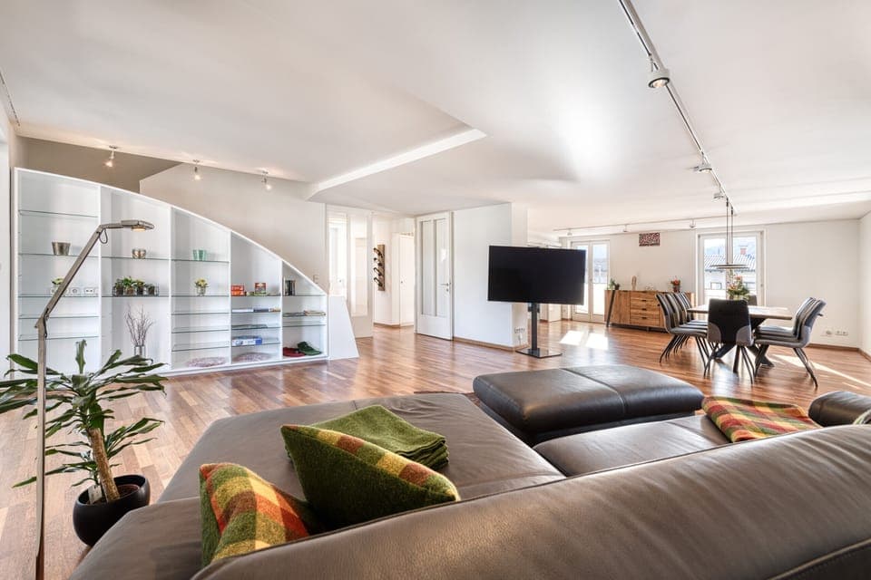 Living room with TV in the HEIMat family vacation home in Bludenz.