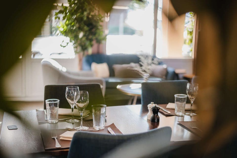 Breakfast, lunch, dinner served; French cuisine 