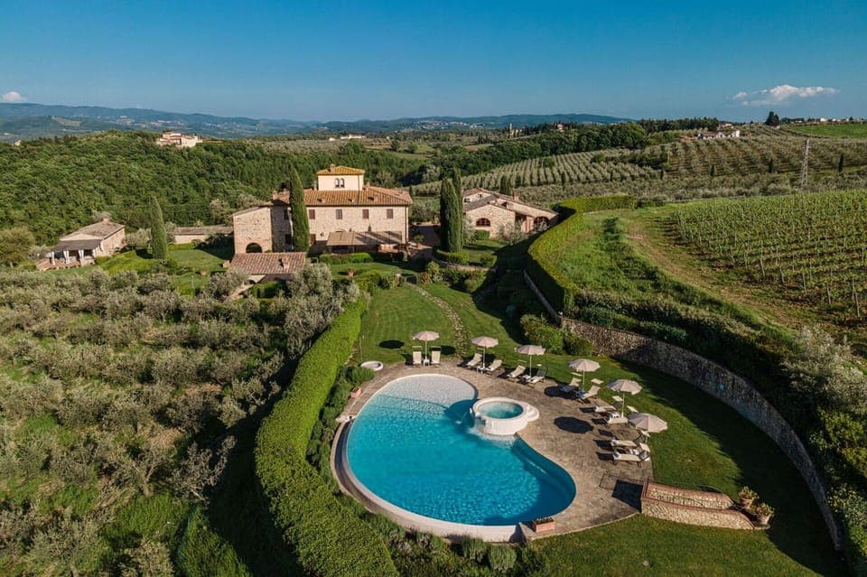 Splendid villa for rent immersed in the Chianti area.