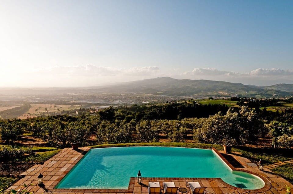 Wonderful overview of the villa for rent in Tuscany - Sunbathing