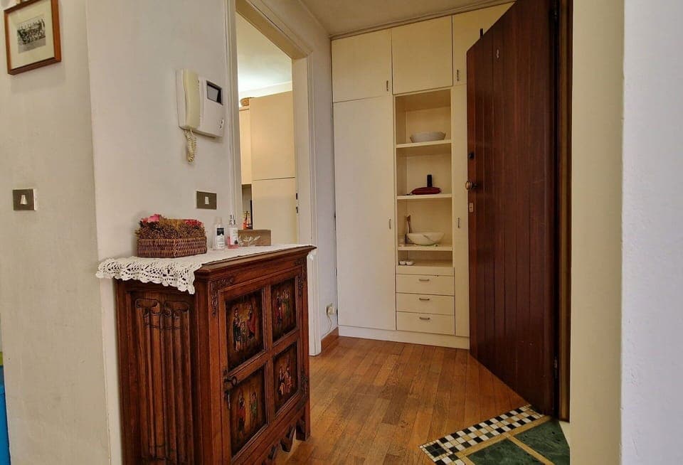 Main entrance of a spacious apartment in Viareggio: suitable for families or small groups.