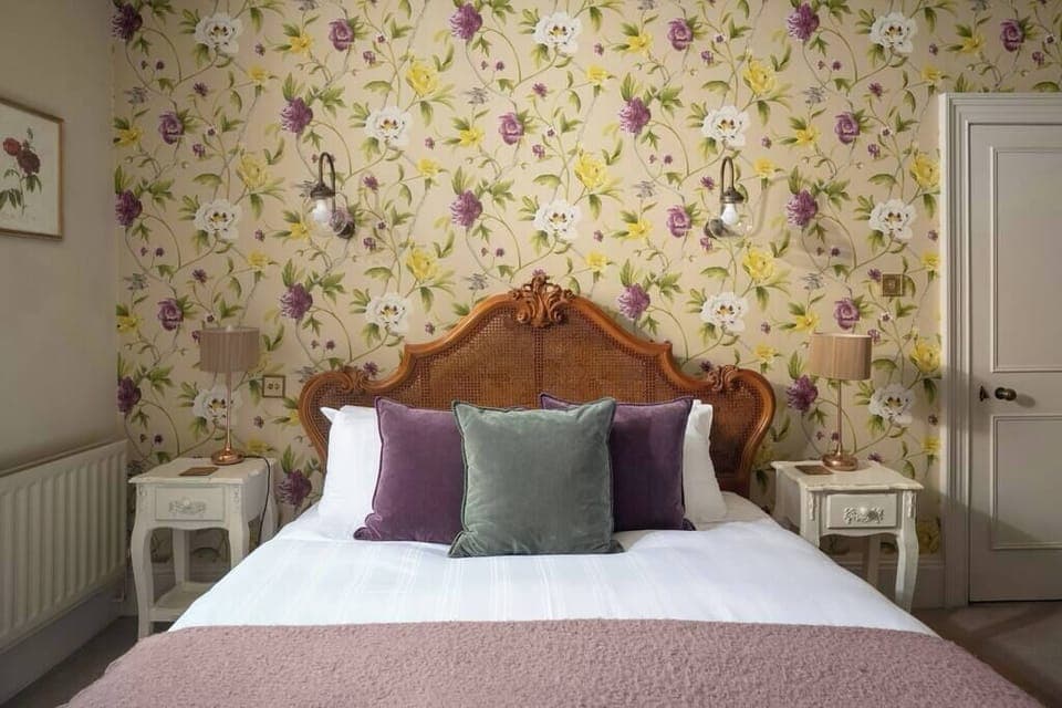 Welcome to this stunning, 3-bedroom Georgian maisonette situated in the heart of Bath! 