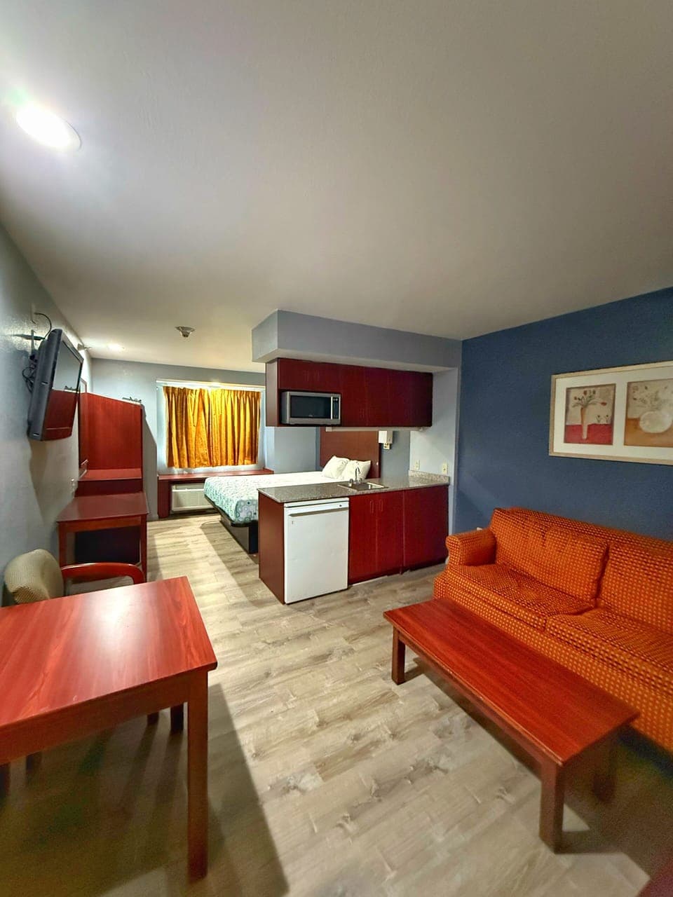 Suite | In-room safe, individually decorated, individually furnished, desk
