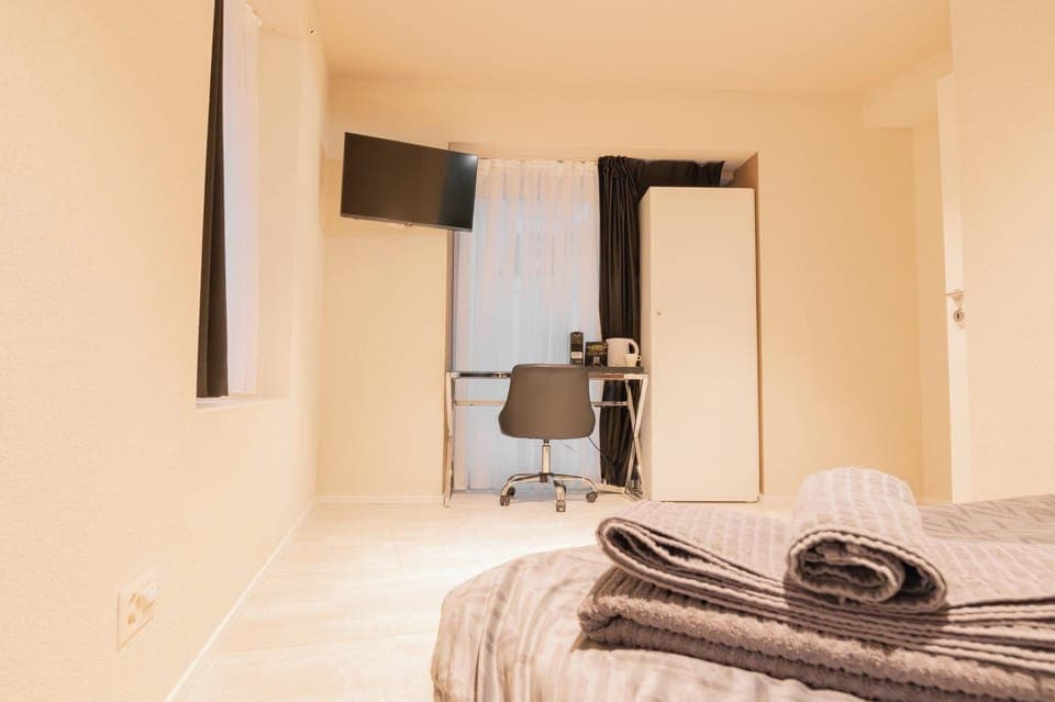 Standard Single Room | In-room safe, desk, laptop workspace, blackout drapes