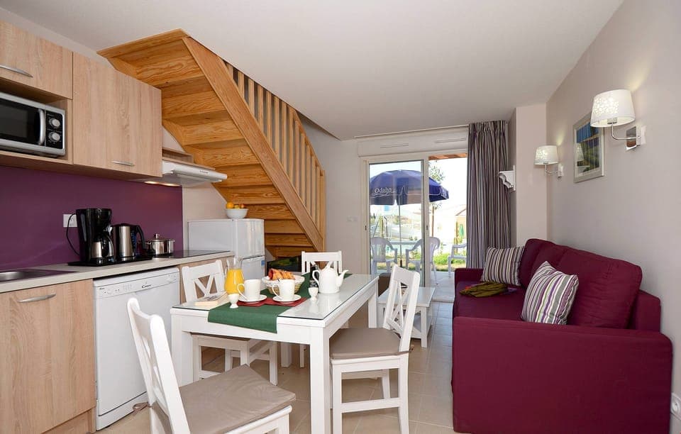 Cook delicious meals in the fully-equipped kitchenette and enjoy them with your group at the dining table!