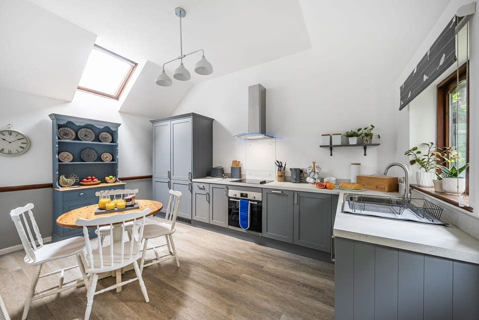 Chapel Cottage, Winterborne Kingston: The open-plan kitchen and breakfast area
