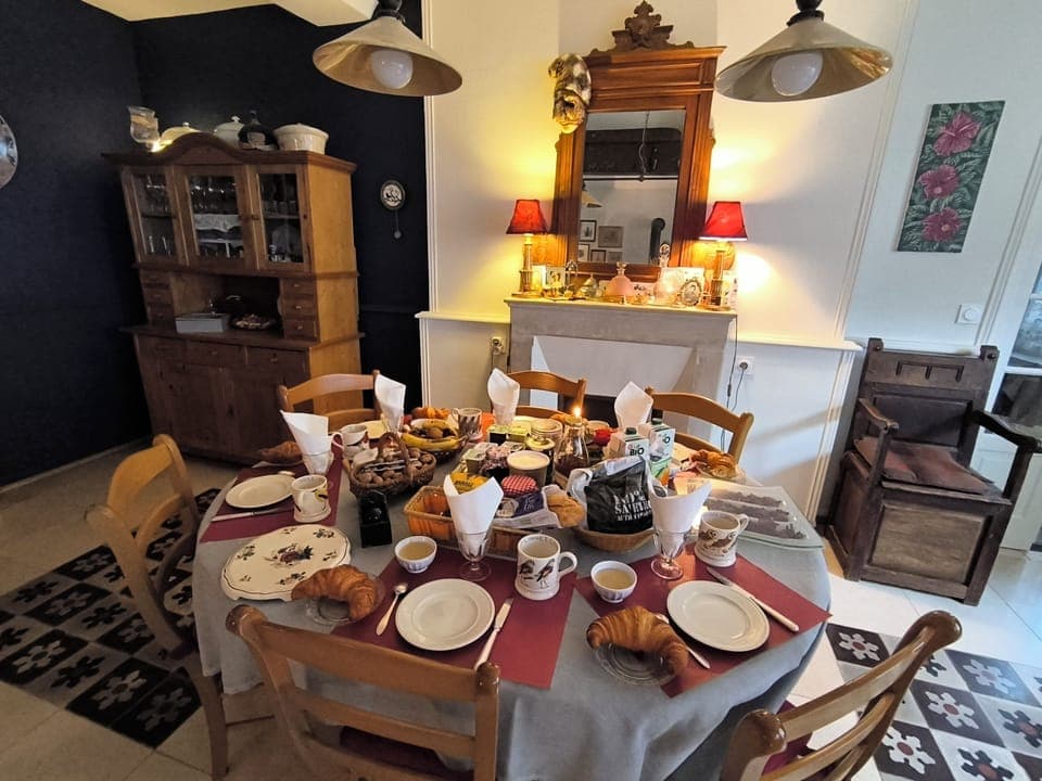 Daily full breakfast (EUR 8.50 per person)