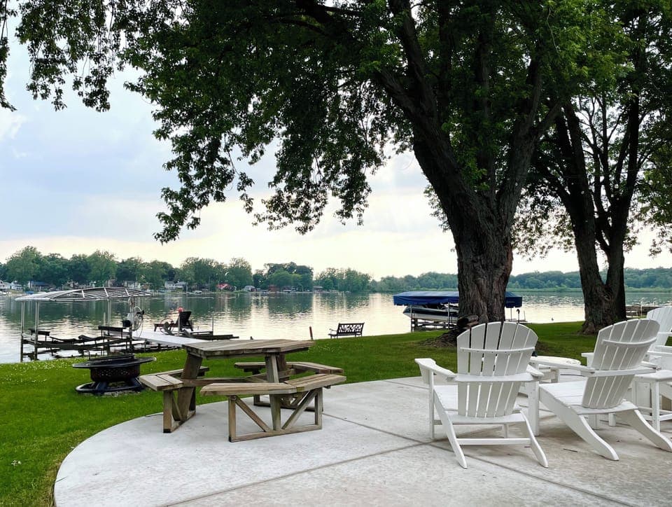 The Waldron Lake Retreat: Stress Less by the Lake! Imagine yourself enjoying this scene during your stay at our house! Complete peace, taking in nature at it's best. 