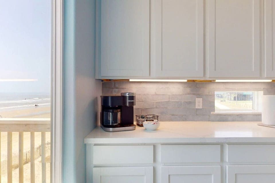 Keurig Duo coffee maker lets you make a pot or a cup of coffee!