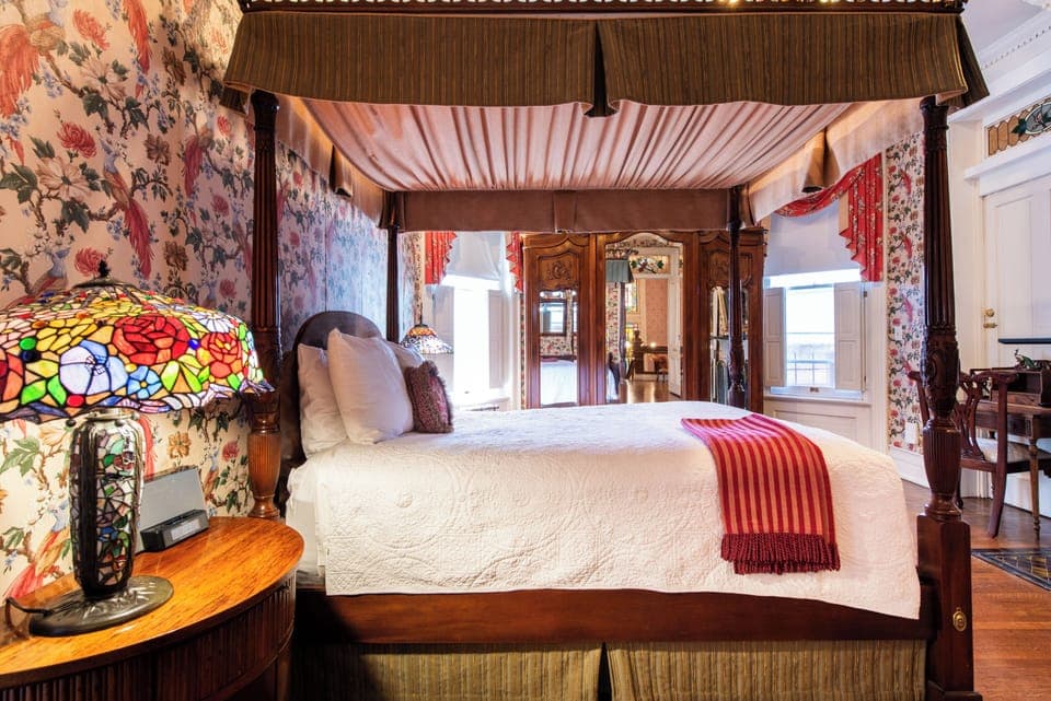Deluxe Room, 1 Queen Bed | 1 bedroom, individually decorated, individually furnished