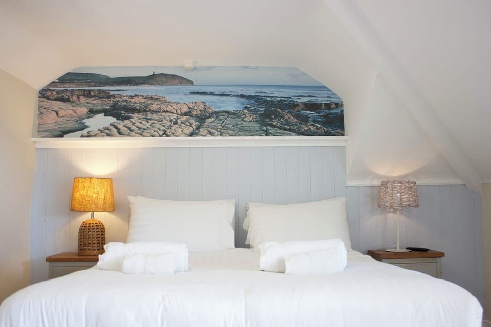 Signature Double Room, Sea View | Desk, bed sheets