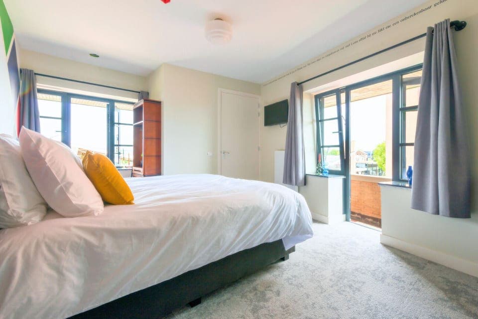 Soft textures, calming colors, and cozy vibes. 

Discover the perfect mix of comfort and value at Hotel Centrum Tilburg. Our studio apartments feature new kitchens and bathrooms — ideal for a budget-friendly stay near Efteling.