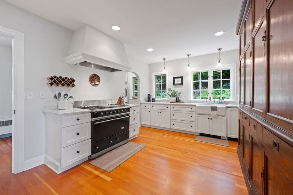 Timeless kitchen with modern appliances!